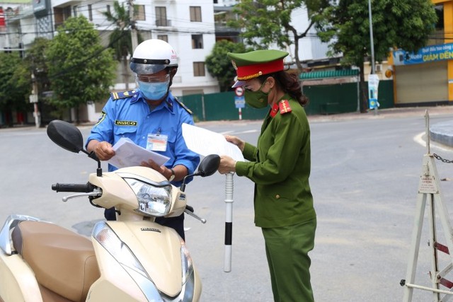 Nghệ An: Công an Tp Vinh xử phạt lợi dụng xe cứu thương để vận chuyển khách từ vùng dịch - Ảnh 1.