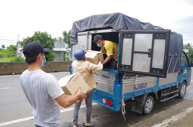 Hàng hóa được bốc dỡ sang một chiếc xe tải trước khi được áp tải vào thành phố Bạc Liêu. Ảnh: Văn Đông