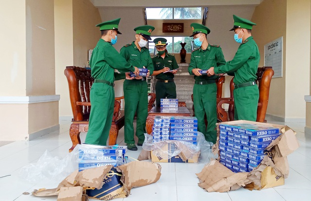 Cán bộ, chiến sĩ Đồn biên phòng Xà Lực kiểm đếm số tang vật vừa thu giữ.