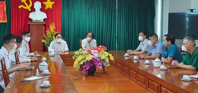 PGS.T Nguyễn Viết Nhung (thứ 5 phải sang) làm việc với ngành y tế Đồng Nai triển khai Trung tâm HSTC.