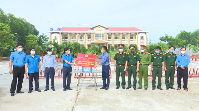 Liên đoàn lao động tỉnh Thái Bình trao quà động viên lực lượng tuyến đầu làm nhiệm vụ phòng, chống dịch - Ảnh 2.