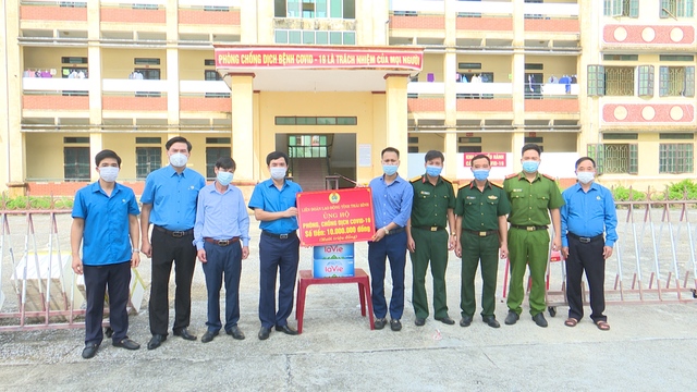 Liên đoàn lao động tỉnh Thái Bình trao quà động viên lực lượng tuyến đầu làm nhiệm vụ phòng, chống dịch - Ảnh 1.