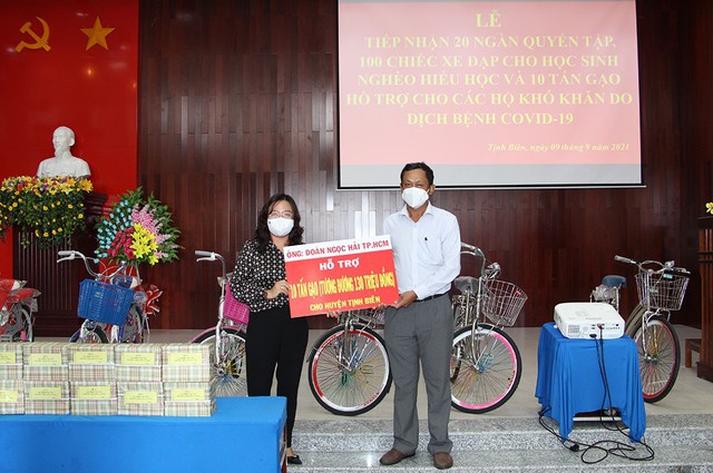 Đại diện Ủy ban MTTQ tỉnh An Giang trao 10 tấn gạo cho các gia đình có hoàn cảnh khó khăn bị ảnh hưởng bởi dịch COVID-19 trên địa bàn huyện Tịnh Biên.