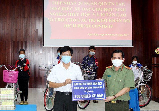 Đại tá Đinh Văn Nơi, Giám đốc Công an tỉnh An Giang tặng 100 chiếc xe đạp cho các em học sinh vượt khó học giỏi.