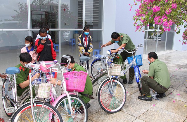 Cán bộ, chiến sỹ kiểm tra an toàn xe đạp để giao cho các em chạy xe về nhà.