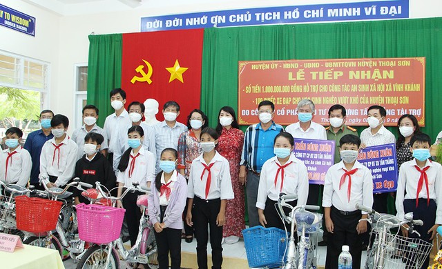 Các đại biểu, mạnh thường quân trao tặng 200 chiếc xe đạp và số tiền 01 tỷ đồng để hỗ trợ công tác an sinh xã hội của huyện Thoại Sơn.