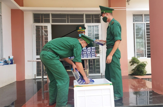 Kiên Giang: Phát hiện 1.300 bao thuốc lá lậu vô chủ gần cảng Thạnh Thới - Ảnh 2.