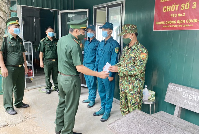 Kiên Giang: Chỉ huy trưởng Bộ đội Biên phòng Kiên Giang kiểm tra các chốt phòng, chống dịch COVID-19 tại đảo ngọc Phú Quốc - Ảnh 1.