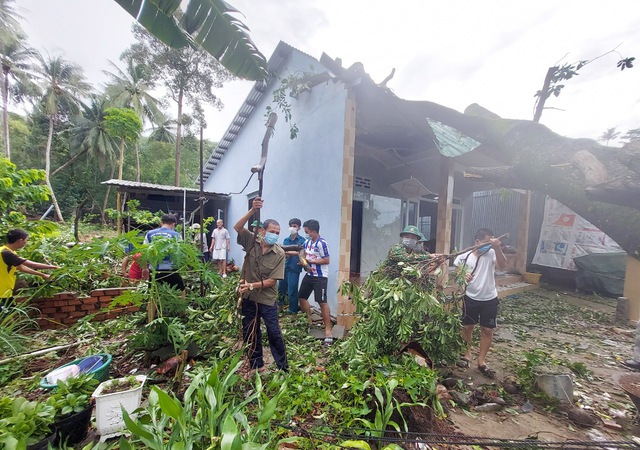 Ngôi nhà ông Huỳnh Thanh Tân bị sập 1/3 phía trước căn nhà.
