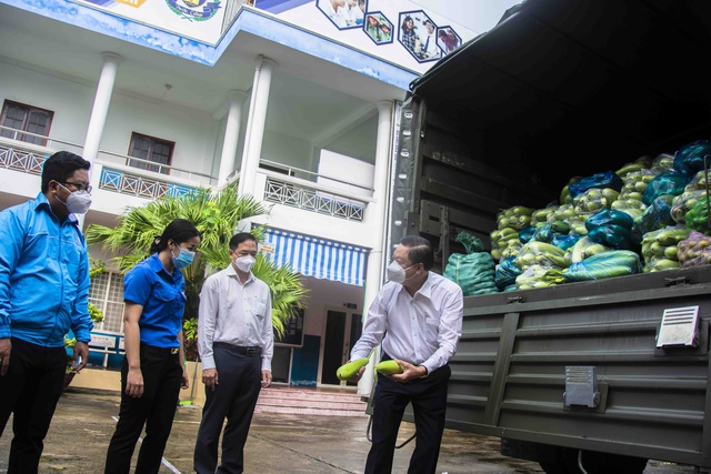 Ông Dương Tấn Hiển - Phó Chủ tịch Thường trực UBND thành phố, Giám đốc Sở GD&ĐT thành phố Cần Thơ kiểm tra rau củ gửi tặng nhân dân TP Hồ Chí Minh và tỉnh Bình Dương.