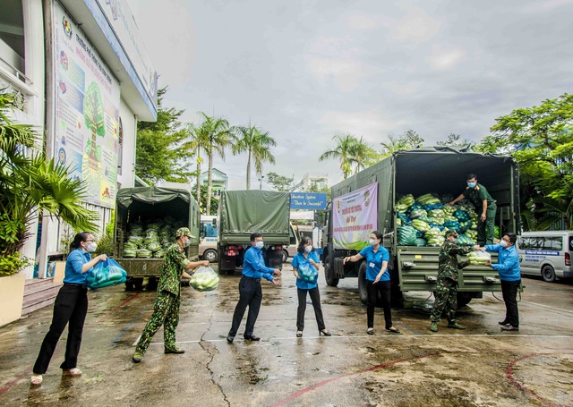 Cán bộ, viên chức ngành giáo dục, thành đoàn Cần Thơ và cán bộ chiến sĩ vận chuyển hàng hóa lên xe vận tải chuẩn bị xuất phát đi TP Hồ Chí Minh.