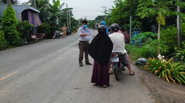 Nhiều tổ, chốt lưu động được lập để kiểm tra thường xuyên người dân An Phú khi ra đường.