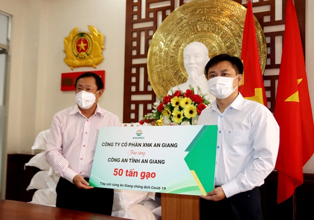 Đồng chí Nguyễn Tiếc Hùng - UVTV Tỉnh ủy, Chủ tịch Ủy ban MTTQVN tỉnh tiếp nhận 50 tấn gạo hỗ trợ từ Công ty Cổ phần XNK An Giang - ANGIMEX.