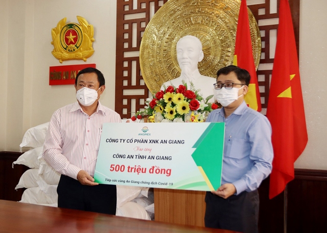 Đồng chí Nguyễn Tiếc Hùng - UVTV Tỉnh ủy, Chủ tịch Ủy ban MTTQVN tỉnh (bên trái) tiếp nhận số tiền hỗ trợ từ Công ty Cổ phần XNK An Giang - ANGIMEX.