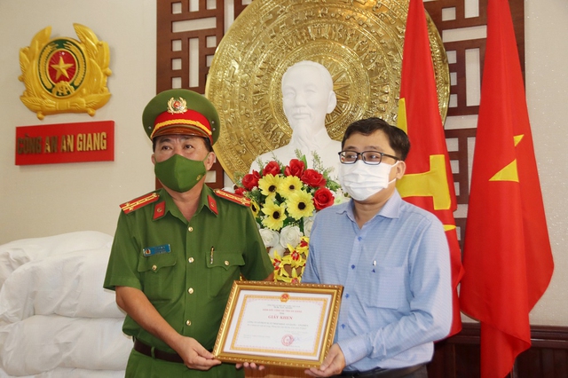 Đại tá Bùi Bé Năm, Phó Giám đốc Công an tỉnh trao Giấy khen cho Công ty Cổ phần xuất nhập khẩu An Giang - ANGIMEX.