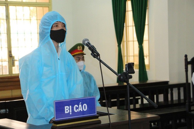 Bị cáo Nguyễn Hoàng Suốt bị tòa án huyện An Phú tuyên phạt 2 năm 6 tháng tù giam về tội &quot;Chống người thi hành công vụ&quot;.