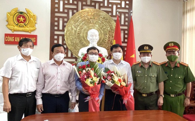 Các đại biểu trao hoa cho Công ty Cổ phần XNK An Giang - ANGIMEX.