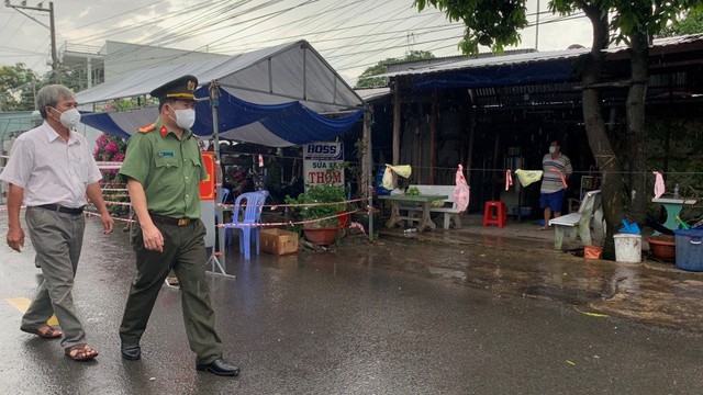 Đại tá Đinh Văn Nơi, Giám đốc Công an tỉnh đi khảo sát tình hình phòng chống dịch bệnh tại huyện An Phú.