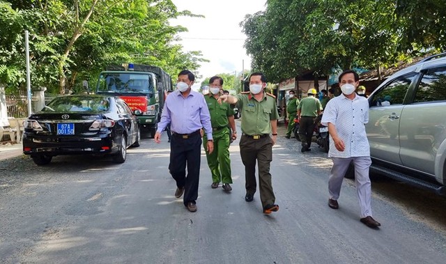 Đại tá Đinh Văn Nơi cùng lãnh đạo huyện An Phú đi kiểm tra công tác phòng chống dịch tại thị trấn Long Bình.