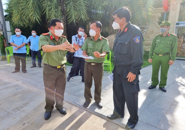 Giám đốc Công an tỉnh chỉ đạo, dặn dò lực lượng Công an đang làm nhiệm vụ tại thị trấn Long Bình, huyện An Phú.