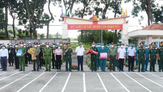 Huyện Xuân Lộc (Đồng Nai): 31 cán bộ, chiến sĩ lên đường làm nhiệm vụ tại Bệnh viện dã chiến số 11 - Ảnh 1.