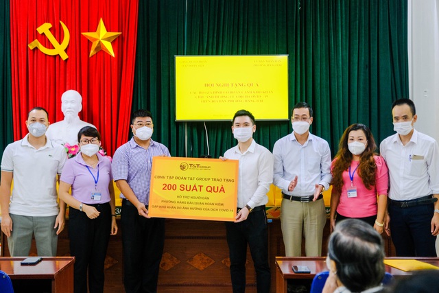 Ông Đỗ Vinh Quang, Thành viên HĐQT Tập đoàn, Chủ tịch CLB Bóng đá Hà Nội trao tặng các phần quà hỗ trợ cho người dân phường Hàng Bài (quận Hoàn Kiếm) gặp khó khăn do dịch COVID-19.