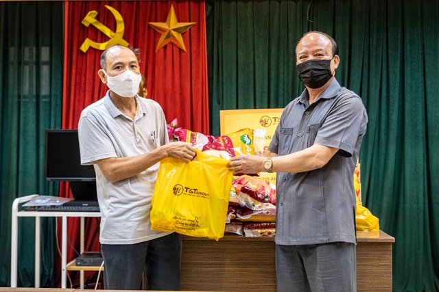 Ông Nguyễn Tất Thắng, Phó Tổng Giám đốc Tập đoàn T&T Group trao tặng các phần quà hỗ trợ cho người dân phường Phan Chu Trinh (quận Hoàn Kiếm).