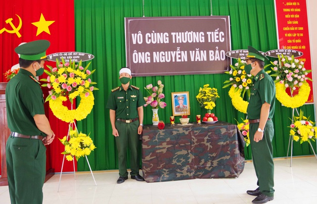 Lãnh đạo Bộ đội Biên phòng động viên tinh thần Thượng úy Nguyễn Quốc Vương sớm vượt qua nỗi đau mất cha mà không thể về chịu tang.