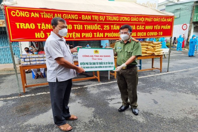 Đại tá Đinh Văn Nơi - Giám đốc Công an tỉnh trao bảng hỗ trợ quà cho ông Huỳnh Thanh Danh - Bí thư huyện ủy, Chủ tịch HĐND huyện Phú Tân.