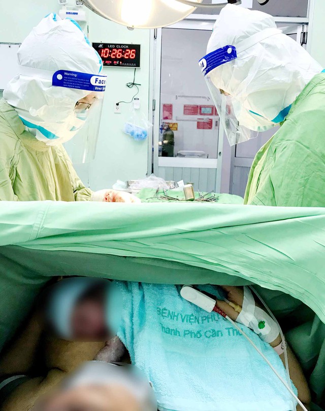 Sản phụ Phạm Kim Lệ được các y bác sĩ phẫu thuật bắt bé an toàn.