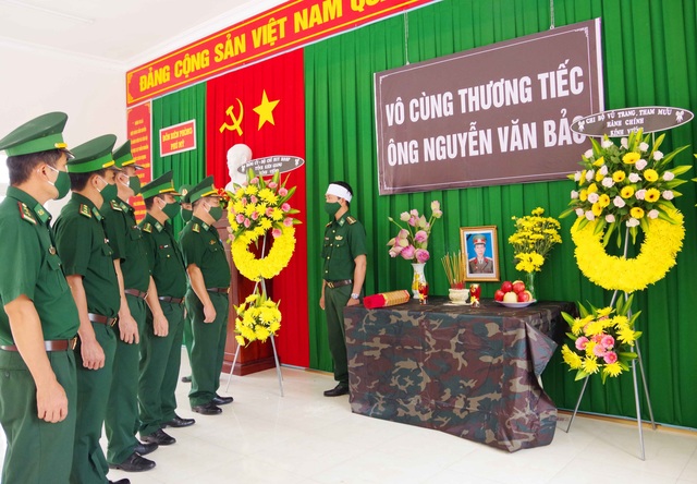 Đoàn công tác chống dịch Bộ chỉ huy Bộ đội Biên phòng tỉnh Kiên Giang, Ban chỉ huy đồn Biên phòng Phú Mỹ và đồng đội đến thắp hương, chia buồn cùng Thượng úy Nguyễn Quốc Vương.