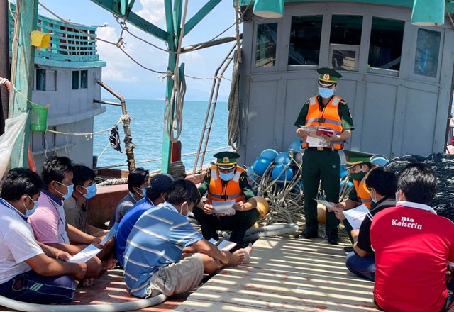 Buổi tuyên truyền pháp luật trên tàu cá cho ngư dân của Bộ đội Biên phòng Kiên Giang.