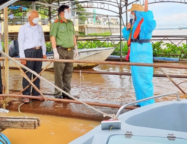 Lãnh đạo Phòng Cảnh sát đường thủy báo cáo tình hình phòng, chống dịch trên khu vực sông thuộc huyện Phú Tân.