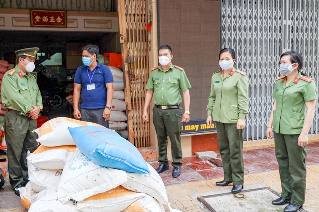 Đoàn Thanh niên, Hội Phụ nữ, Công đoàn Công an thành phố trao tặng 1 tấn gạo cho UBND phường Cái Khế, quận Ninh Kiều (TP Cần Thơ) để hỗ trợ cho người dân có hoàn cảnh khó khăn trên địa bàn.