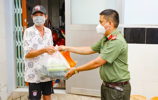 Đoàn Thanh niên Công an TP Cần Thơ trao những phần quà tận tay cho người dân tại khu nhà trọ trên địa bàn phường Cái Khế, quận Ninh Kiều.