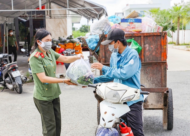 Hội Phụ nữ, Công đoàn Công an TP Cần Thơ trao quà cho người dân lao động nghèo trên địa bàn phường Cái Khế, quận Ninh Kiều bị ảnh hưởng của dịch bệnh COVID-19.