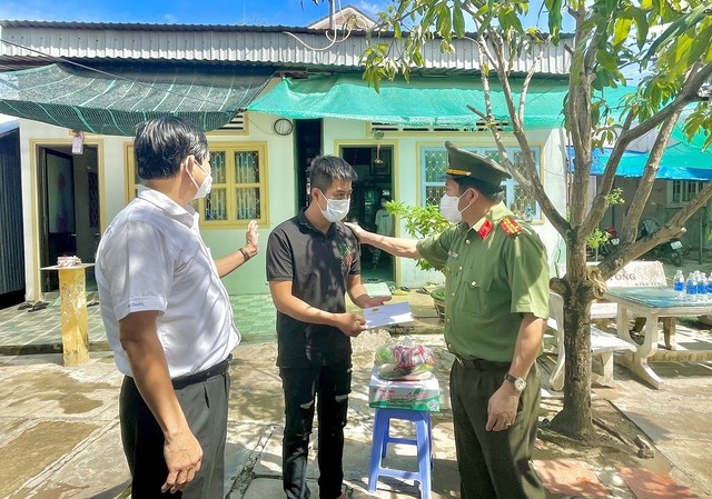 Đại tá Đinh Văn Nơi, Giám đốc Công an tỉnh; đồng chí Lưu Vĩnh Nguyên, Trưởng Ban Nội chính tỉnh đến tận nhà trao quà cho người hoàn lương.