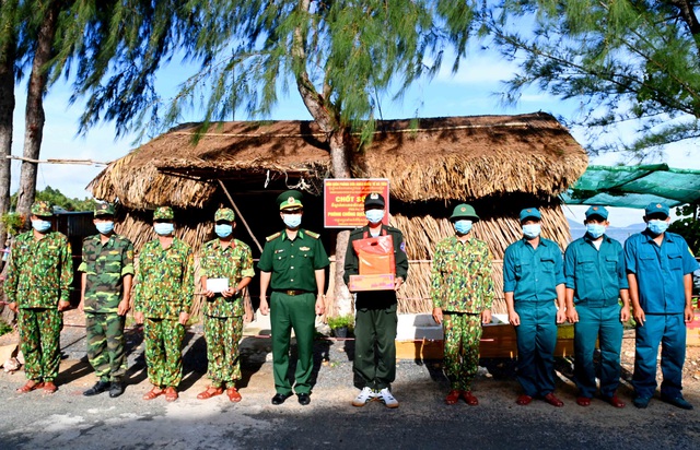 Đại tá Doãn Đình Tránh - phó Chính ủy Bộ đội Biên phòng tỉnh Kiên Giang tặng quà cho chốt liên ngành phòng, chống dịch COVID-19 trên tuyến biên giới Hà Tiên.