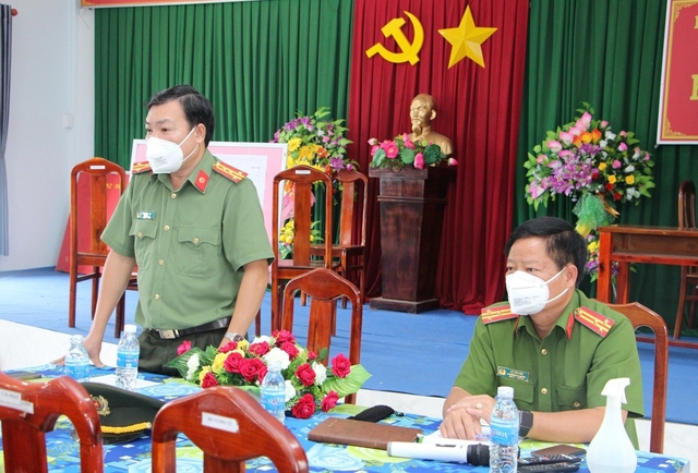 Đại tá Lâm Thành Sol - Phó Giám đốc Công an tỉnh (bìa trái) triển khai công tác hỗ trợ di dời làng bè tại xã Khánh An.