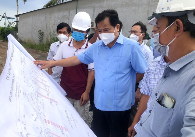 Bí thư Thành ủy Cần Thơ, Lê Quang Mạnh kiểm tra tiến độ thi công cầu và đường dẫn vào cầu Trần Hoàng Na phía quận Cái Răng.