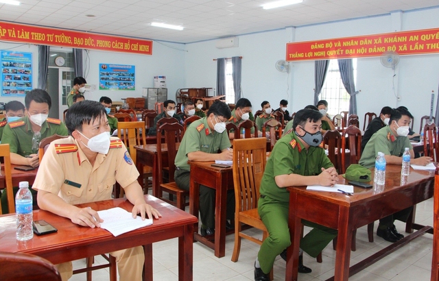 Lực lượng công an họp triển khai công tác hỗ trợ di dời làng bè tại xã Khánh An.