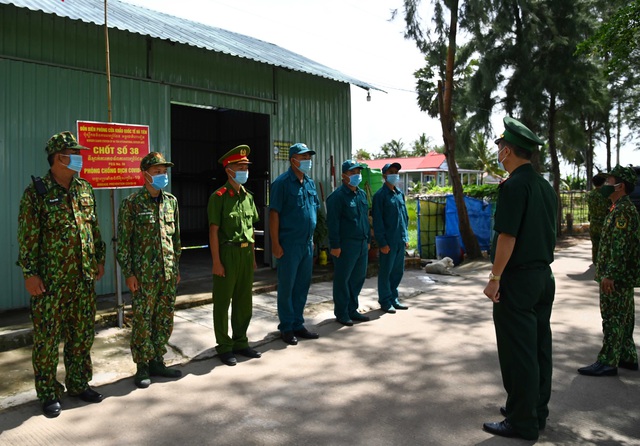 Phó Chính ủy Bộ đội Biên phòng tỉnh Kiên Giang thăm, tặng quà cho chốt liên ngành phòng, chống dịch COVID-19 số 38.