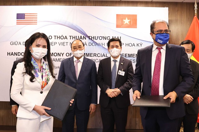Bà Nguyễn Thị Thanh Bình, Phó Tổng Giám đốc T&T Group và ông Sheetal (Monty) Sharma, Giám đốc điều hành Nutraceutical trao đổi hợp đồng phân phối TPCN tại Việt Nam.