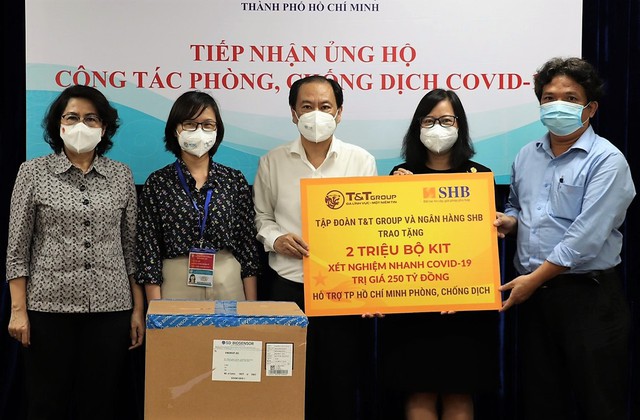 Đại diện Tập đoàn T&T Group và Ngân hàng SHB trao tặng 2 triệu kit xét nghiệm nhanh COVID-19 cho lãnh đạo Ủy ban MTTQ Việt Nam TPHCM và Sở Y tế TP.HCM.