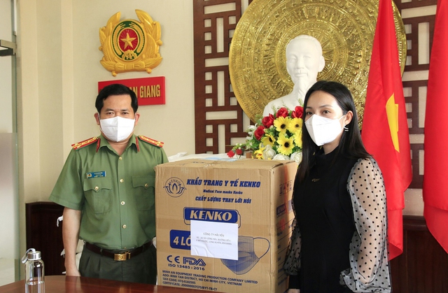 Bà Trần Hải Yến, Giám đốc Công ty Hải Yến trao tượng trưng 25.000 khẩu trang cho Công an tỉnh An Giang.