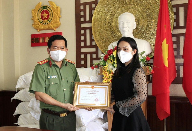 Đại tá Đinh Văn Nơi, Giám đốc Công an tỉnh trao Giấy khen cho bà Trần Hải Yến, Giám đốc Công ty Hải Yến.