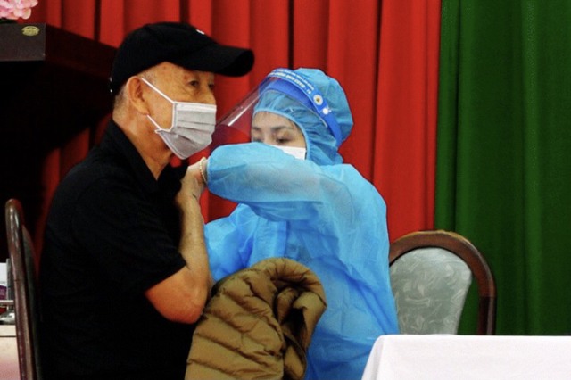 Lâm Đồng triển khai tiêm vắc xin COVID-19 cho công dân nước ngoài - Ảnh 1.