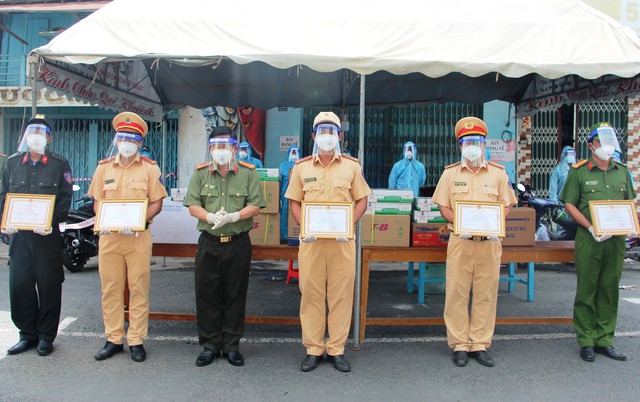 Đại tá Đinh Văn Nơi, Giám đốc Công an tỉnh trao giấy khen cho 5 cá nhân có thành tích xuất sắc.