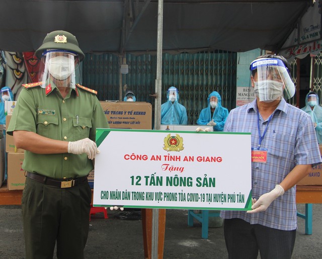 Đại tá Nguyễn Nhật Trường, Phó Giám đốc Công an tỉnh trao bảng tượng trưng hỗ trợ nông sản cho địa phương.