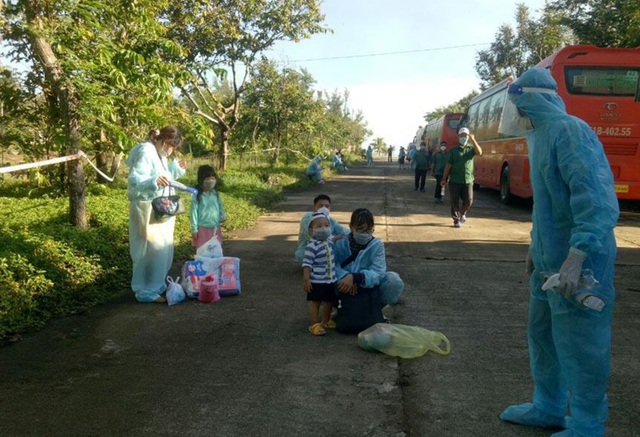 Quảng Ngãi đón gần 300 thai phụ và trẻ em từ vùng dịch về quê an toàn - Ảnh 1.